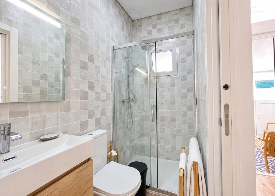 Shower, Toilet, Bathroom, towels