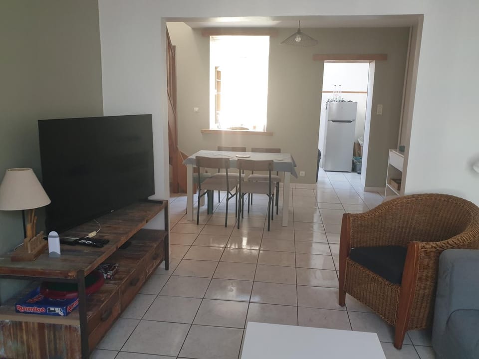 Communal lounge/ TV room, TV and multimedia, Living room, Dining area