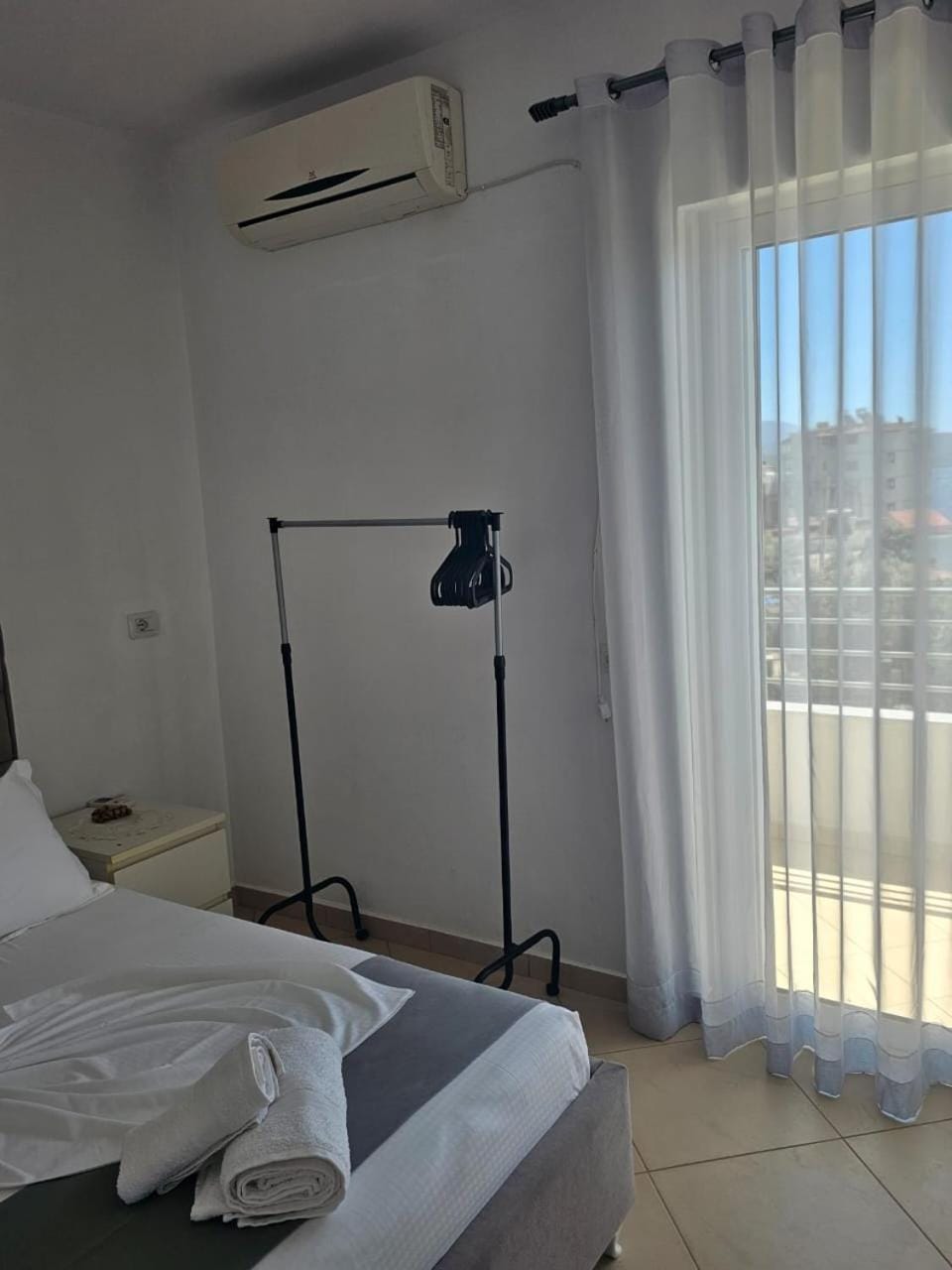 Photo of the whole room, internet, towels, air conditioner