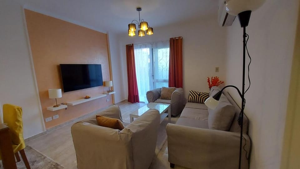 Restaurant/places to eat, Living room