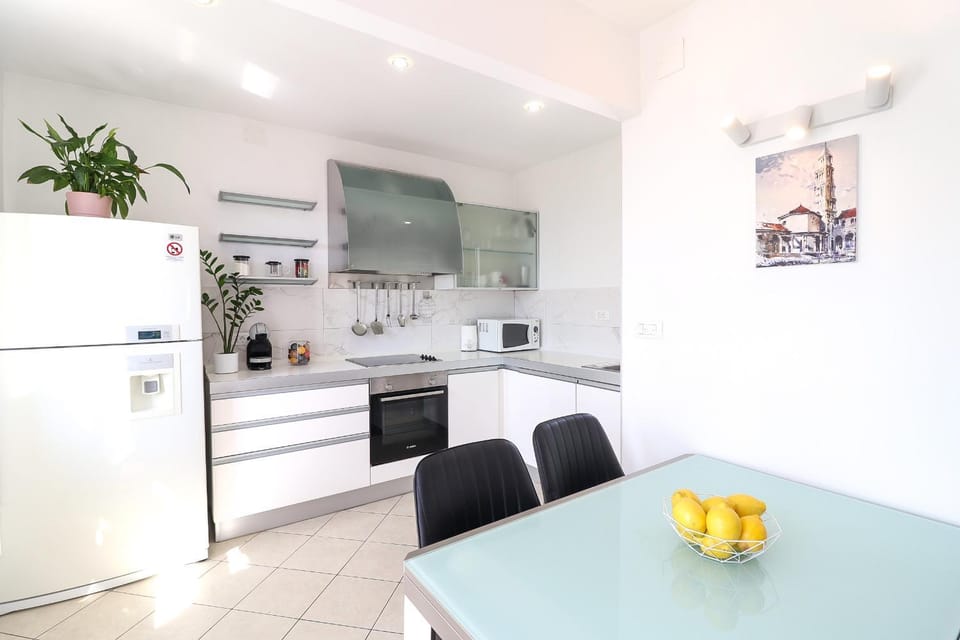 Dining area, kitchen