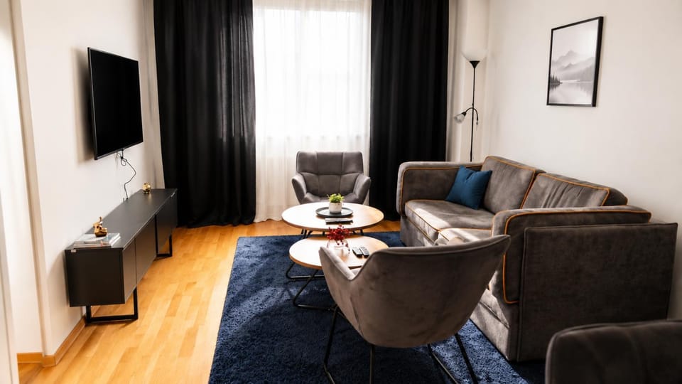 TV and multimedia, Living room, Seating area, Evening entertainment