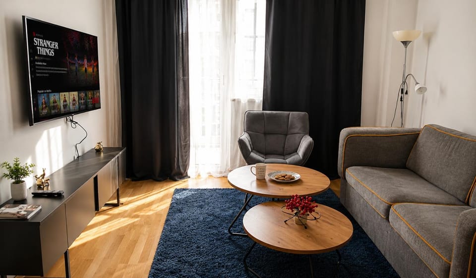 TV and multimedia, Living room, Seating area, Evening entertainment