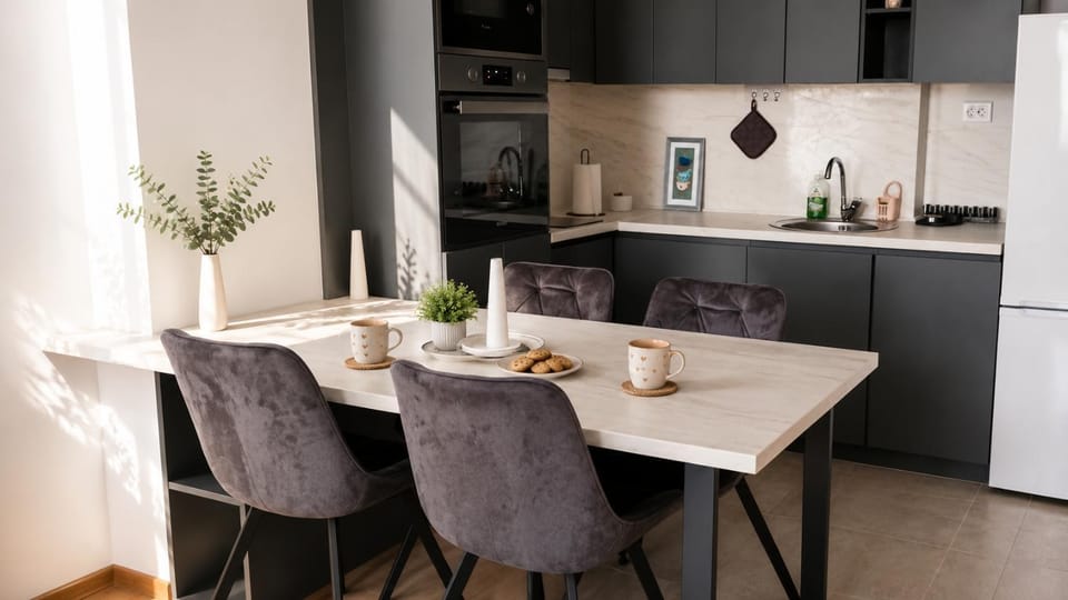Kitchen or kitchenette, Dining area, oven, stove