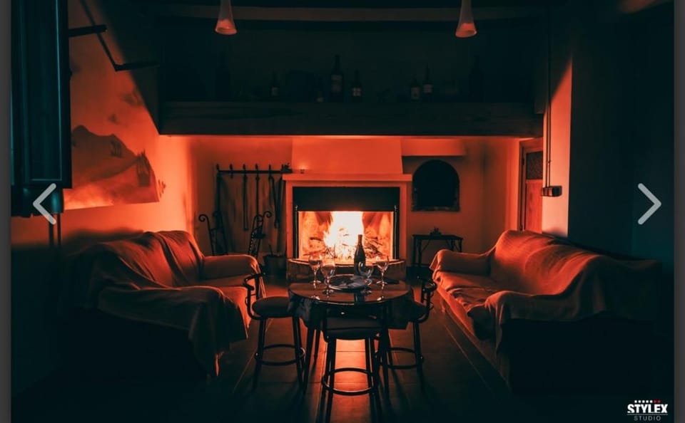 Living room, Dining area, fireplace, pet friendly