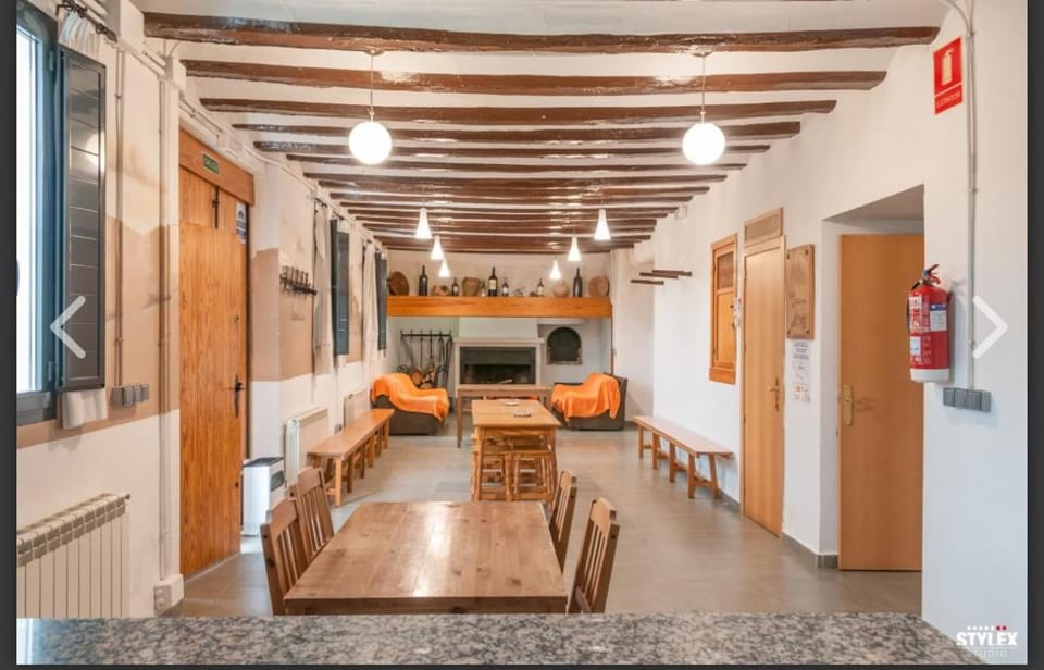 BBQ facilities, Dining area, fireplace, pet friendly