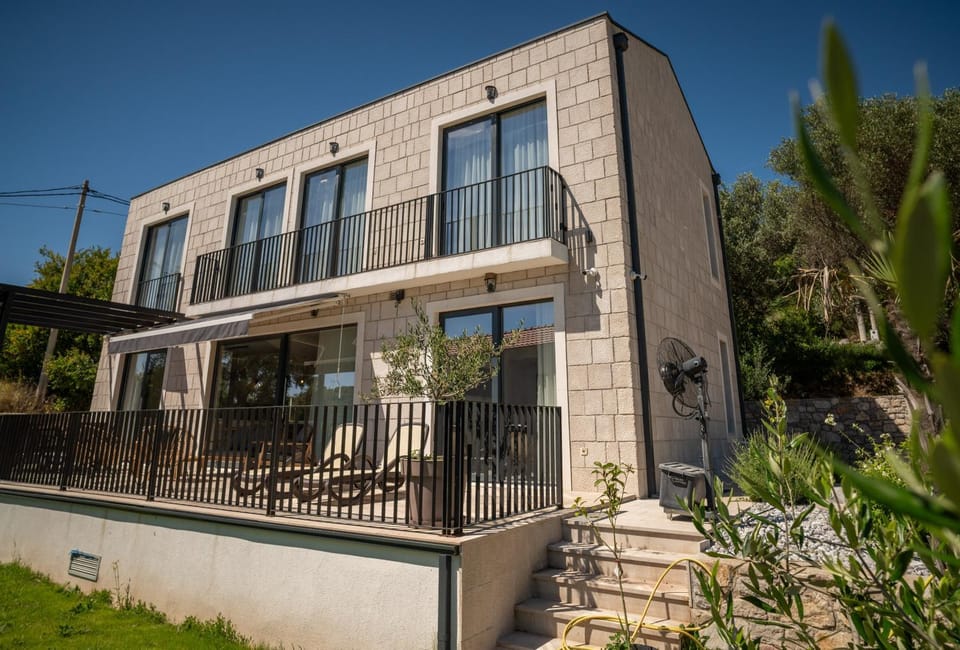 Property building, Day, Garden, Garden view