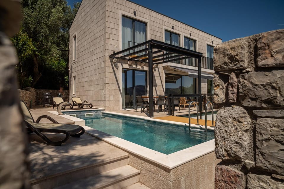 Patio, Day, Hot Tub, Swimming pool, sunbed