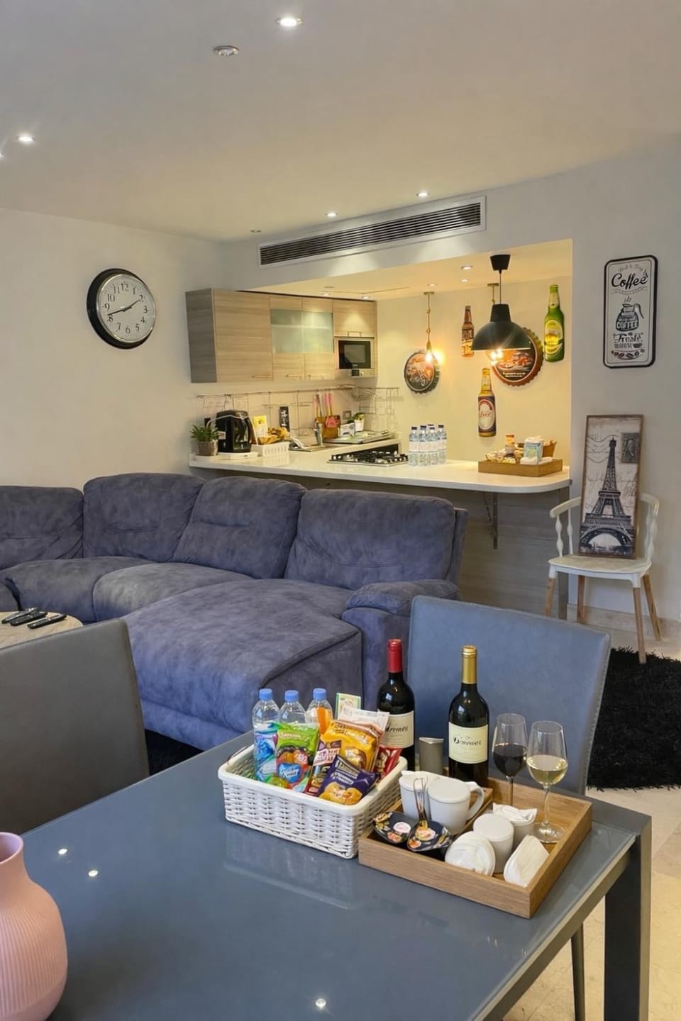 Kitchen or kitchenette, Living room, Food and drinks, Seating area, Food
