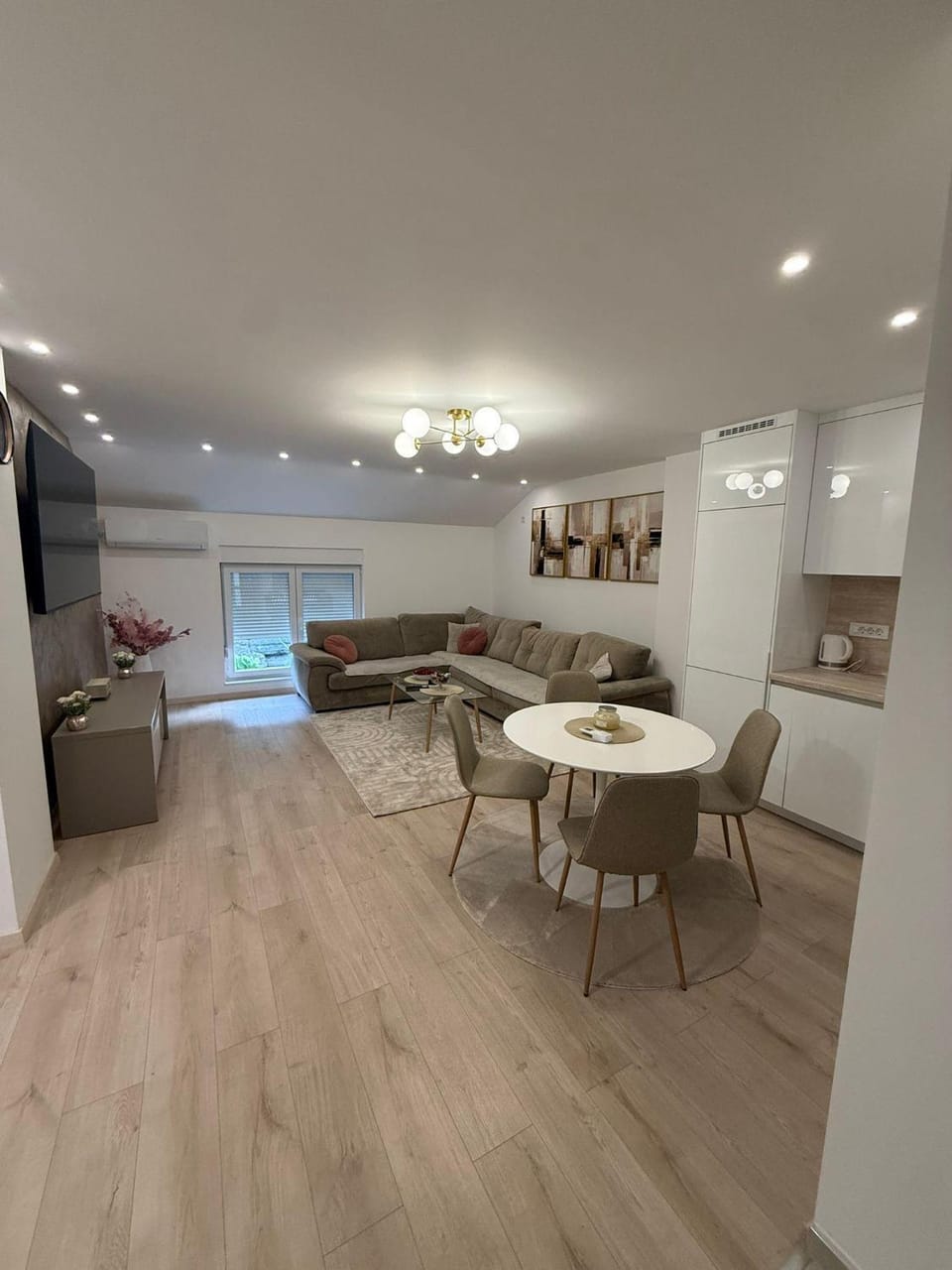 TV and multimedia, Living room, Dining area