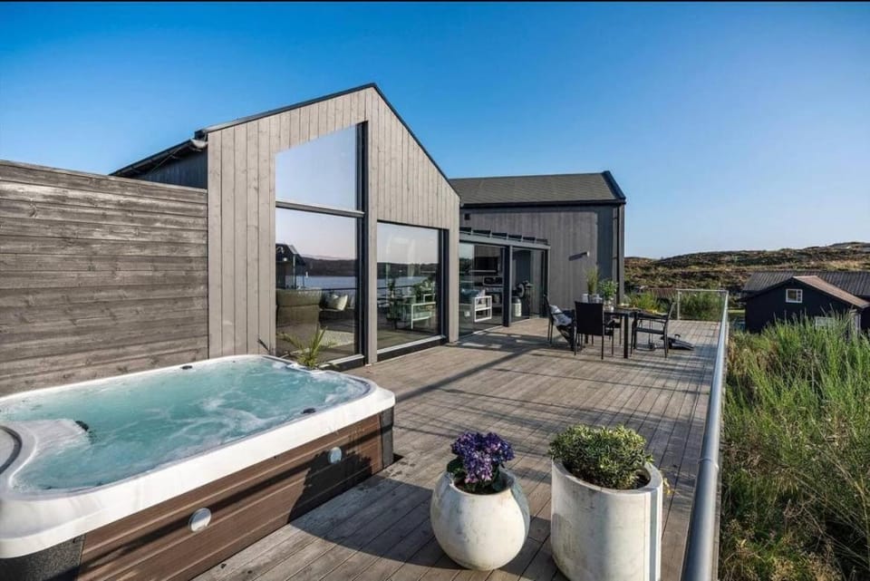 Designer cabin by the sea 40 minutes from Bergen Cabin in Vestland
