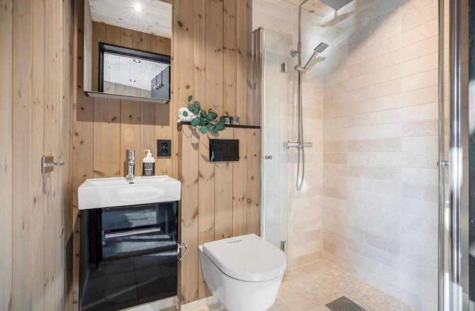 Designer cabin by the sea 40 minutes from Bergen Cabin in Vestland