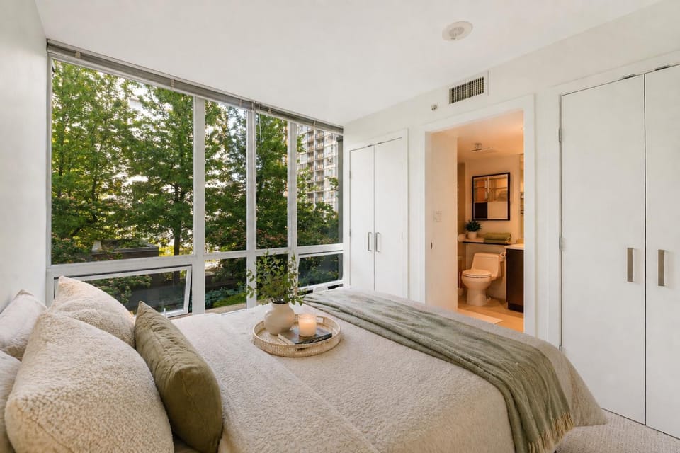 Bed, Living room, Photo of the whole room, Seating area, Bedroom, wardrobe