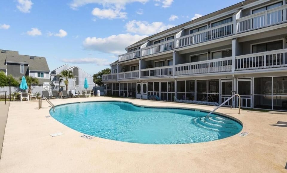 Modern 2bd 2br pool sleep 6 near Cherry Grove Beach Apartment in Little River