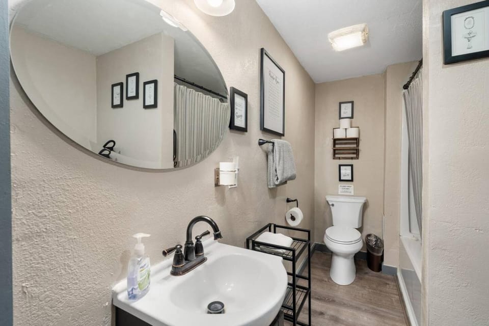 Toilet, Bathroom, towels