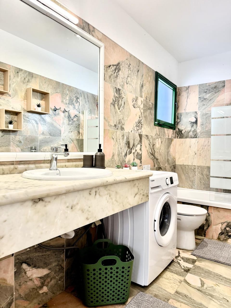 Shower, Toilet, Bathroom, Bath, towels, washing machine