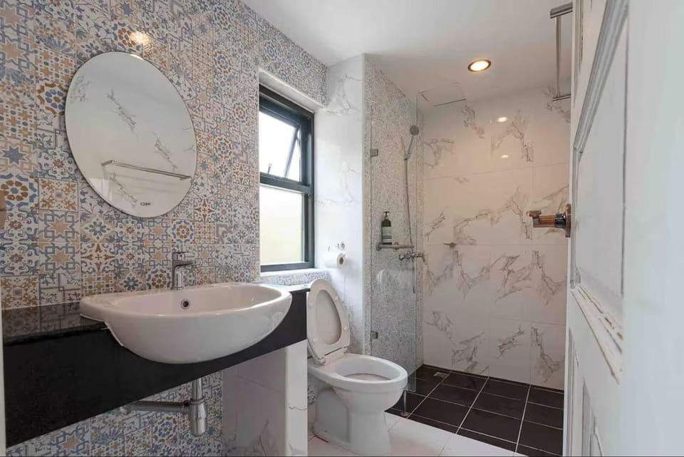 Shower, Toilet, Bathroom, Bath