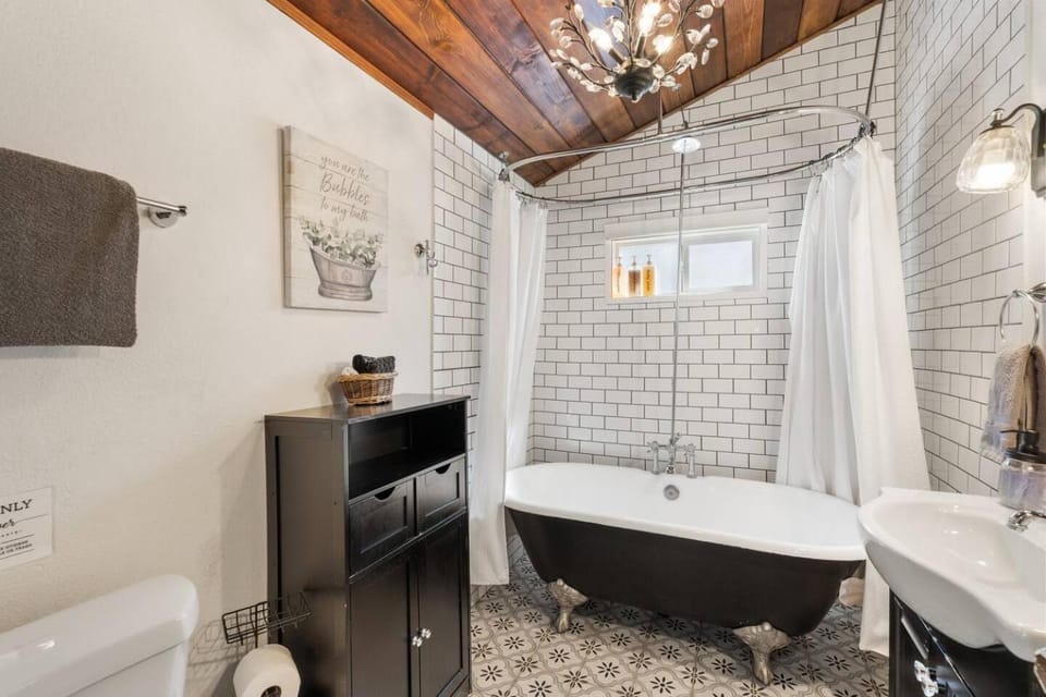 Shower, Toilet, Bathroom, Bath, towels