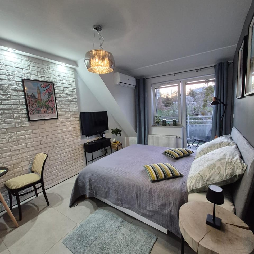 Bed, TV and multimedia, Photo of the whole room, Bedroom