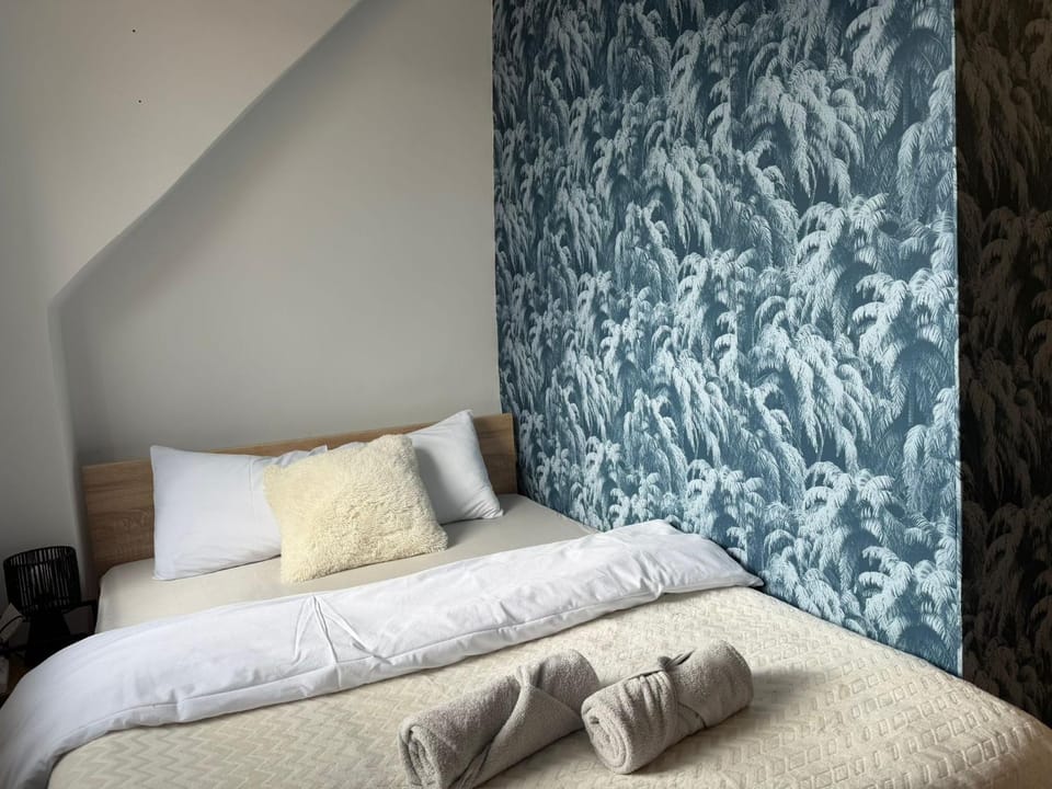 Bed, Bedroom, towels, towels
