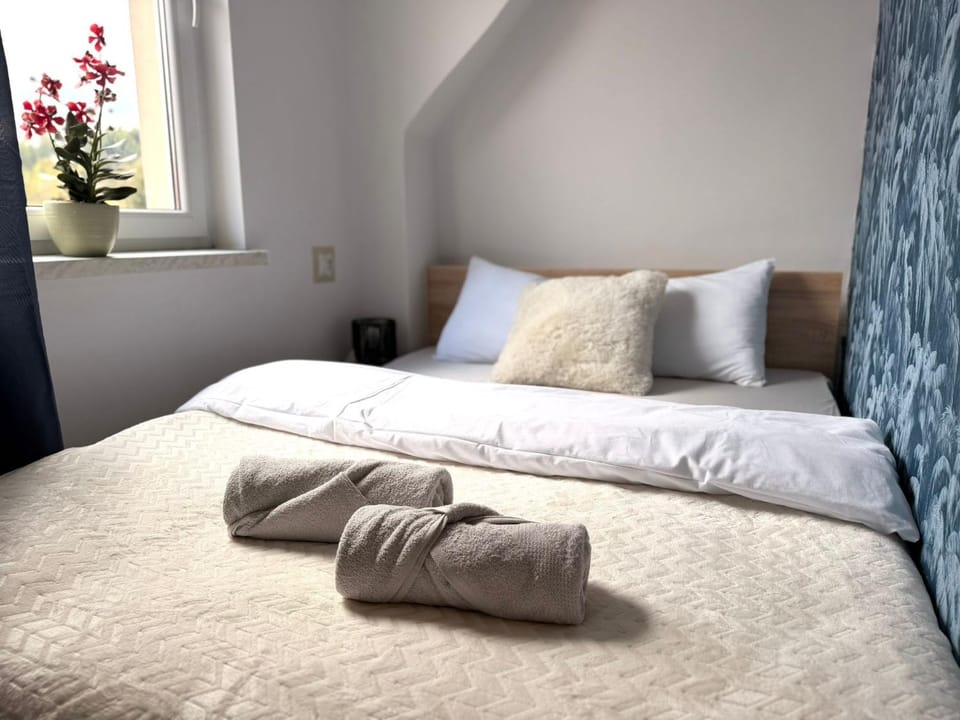 Bedroom, towels, towels