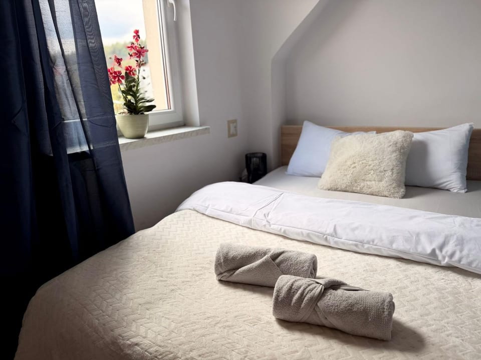 Bed, Bedroom, towels, towels