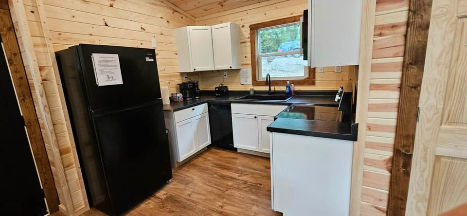Coffee/tea facilities, Kitchen or kitchenette, Dining area, Food, Meals, Lunch, dishwasher, microwave, oven, toaster, air conditioner