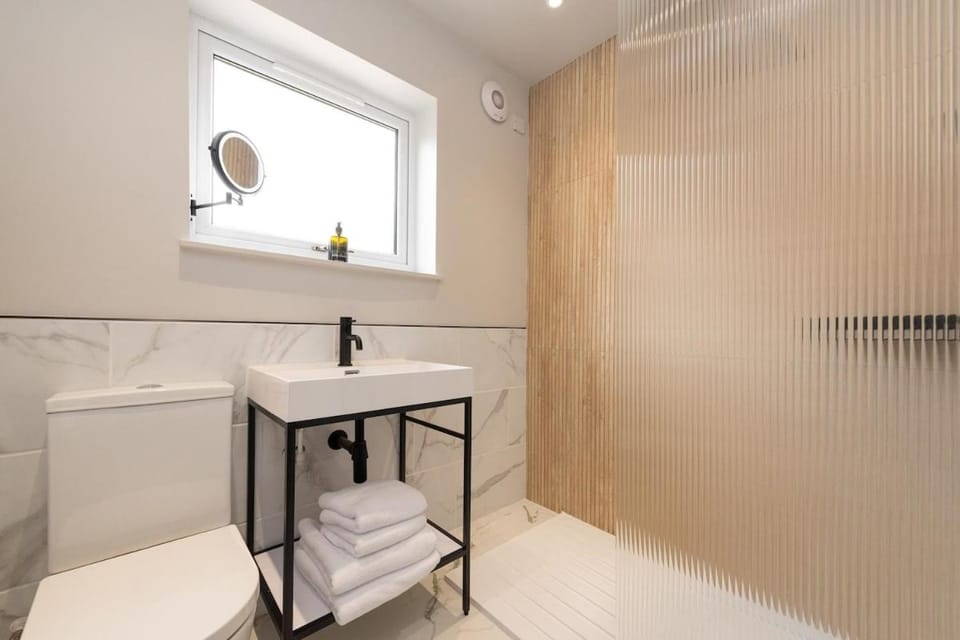 Bathroom, Photo of the whole room, towels