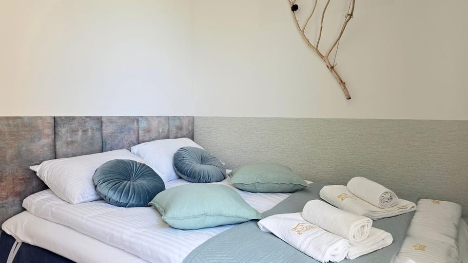 Bed, Photo of the whole room, Bedroom, towels