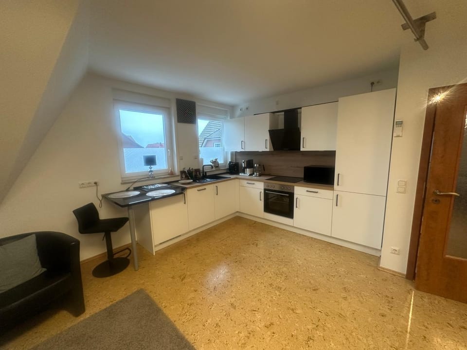 Coffee/tea facilities, Kitchen or kitchenette, Dining area, dishwasher, oven, stove