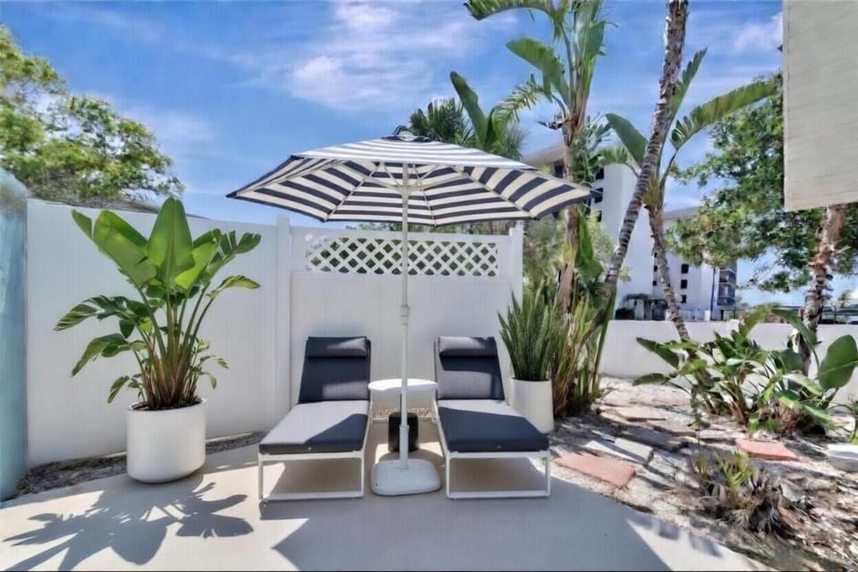 Ivory and Ocean, walk to Lido Beach private patio Apartment in Lido Key