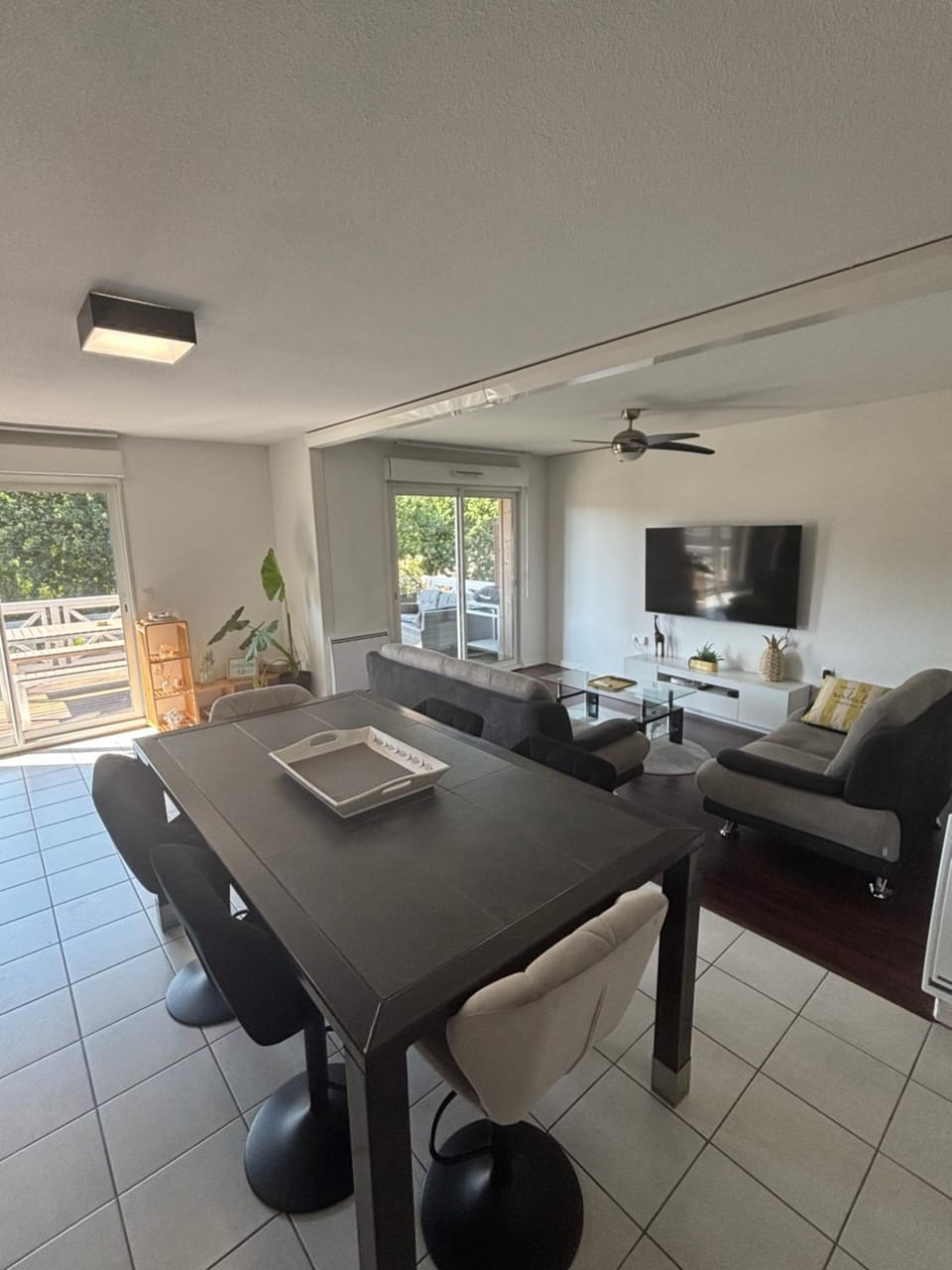 TV and multimedia, Living room, Seating area, Dining area
