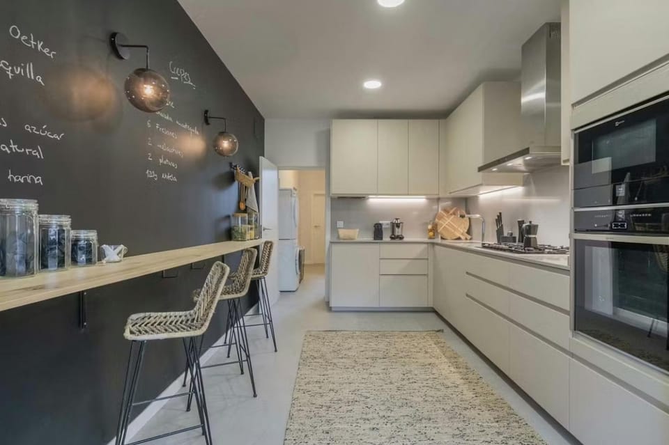 Coffee/tea facilities, Kitchen or kitchenette, dishwasher, minibar, oven, toaster