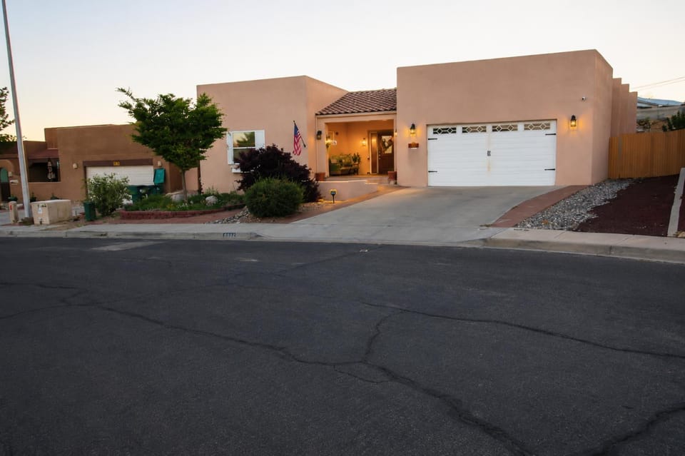 The Desert Retreat 9 Beds, Hot Tub Pool table Villa in Farmington