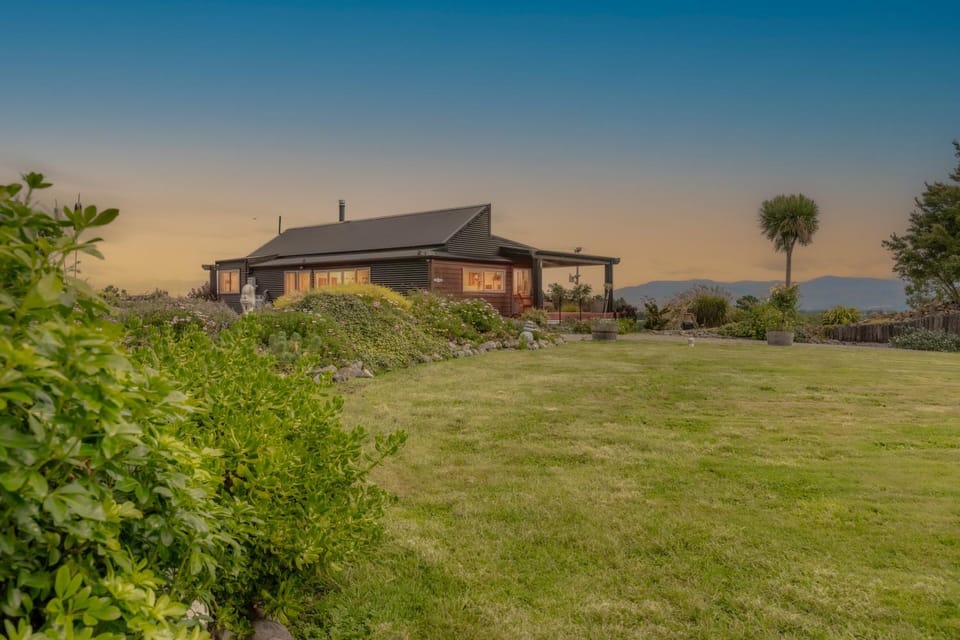 Property building, Day, Natural landscape, Garden, Garden, Garden view