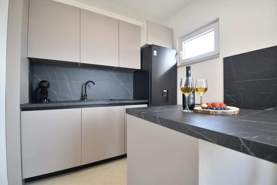 Blue Pearl Exclusive Apartment - First Row to the Sea with SPA, Znjan Beach,1st floor Apartment in Split