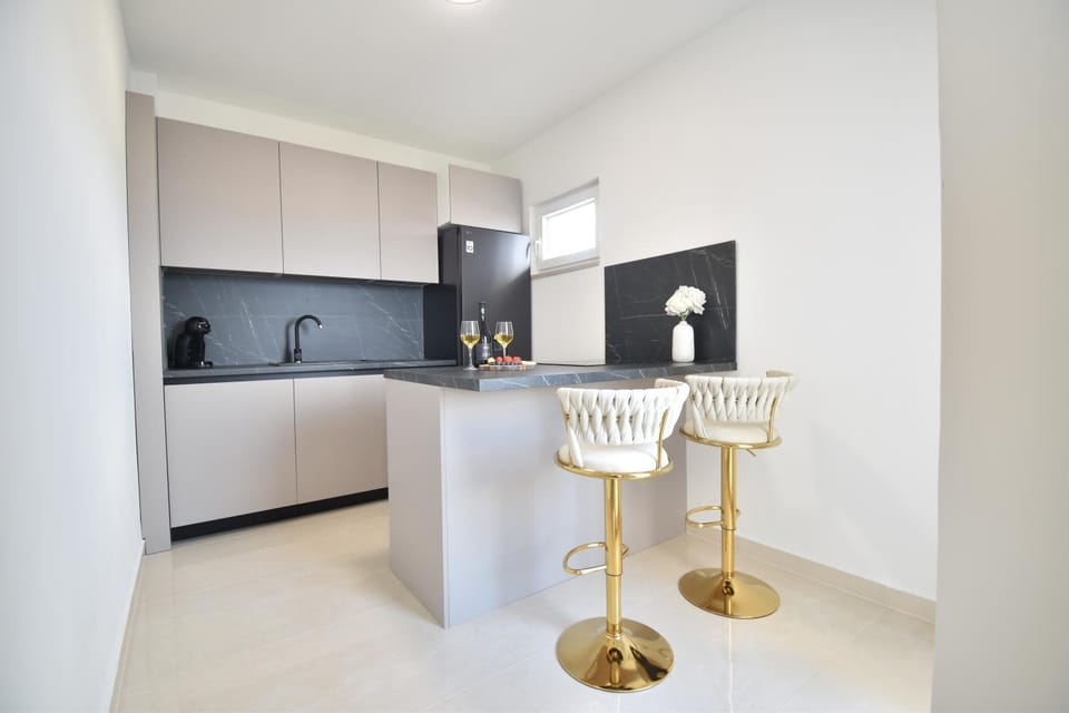 Blue Pearl Exclusive Apartment - First Row to the Sea with SPA, Znjan Beach,1st floor Apartment in Split