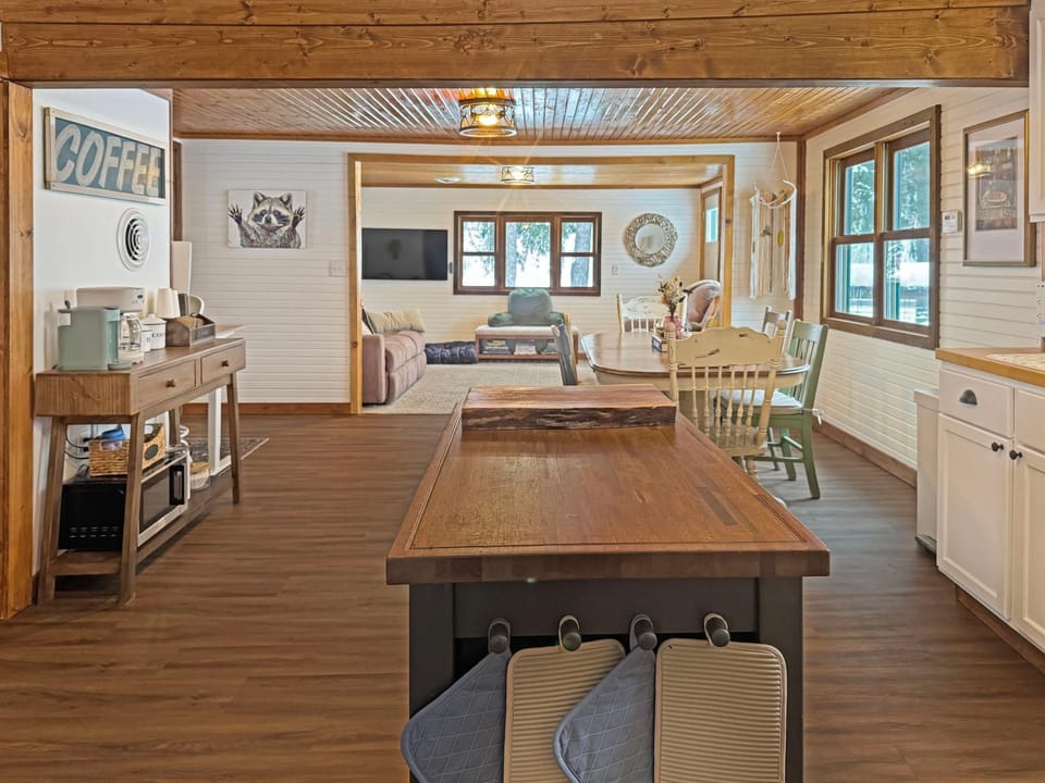 Ultimate Hayward Trailhead Cabin - Base Camp 77 Cabin in Wisconsin