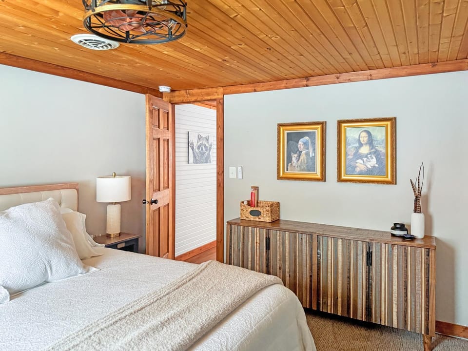 Ultimate Hayward Trailhead Cabin - Base Camp 77 Cabin in Wisconsin