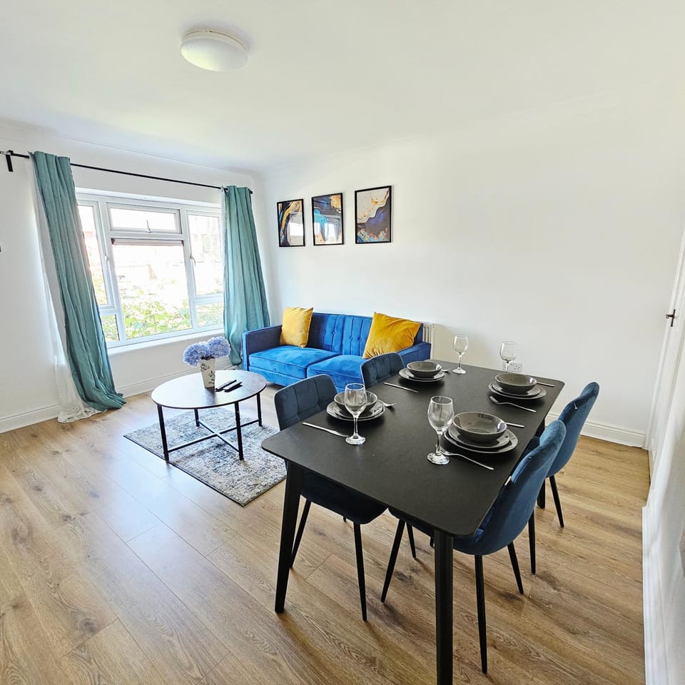 Modern Contractor & Family Friendly 2-Bed Flat Apartment in Walsall