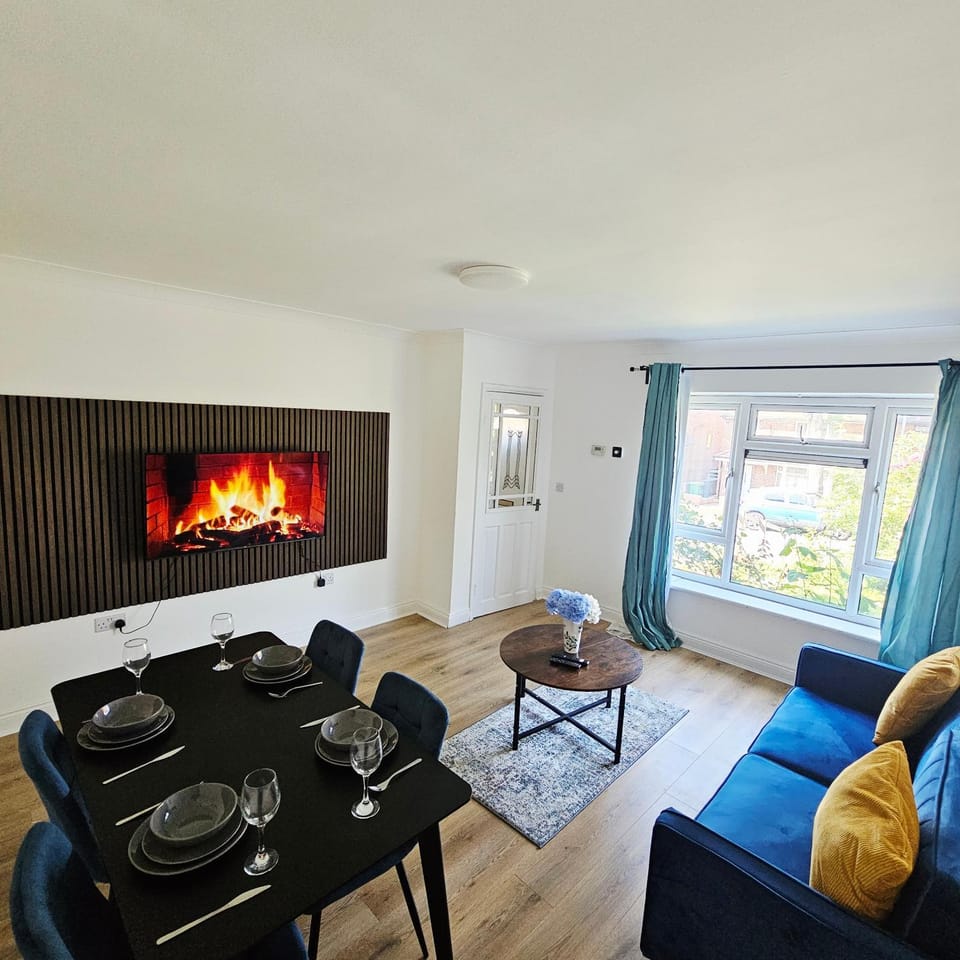Modern Contractor & Family Friendly 2-Bed Flat Apartment in Walsall