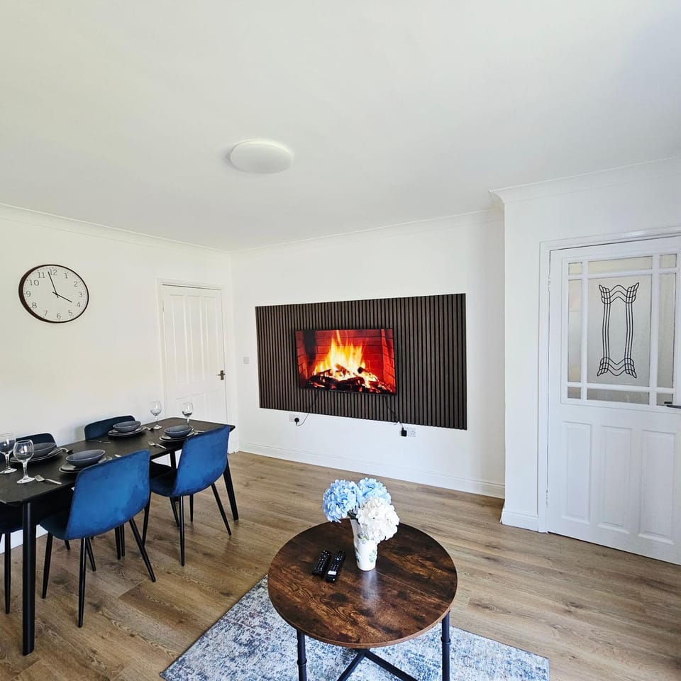 Modern Contractor & Family Friendly 2-Bed Flat Apartment in Walsall