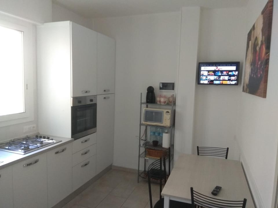 Coffee/tea facilities, Kitchen or kitchenette, oven, stove
