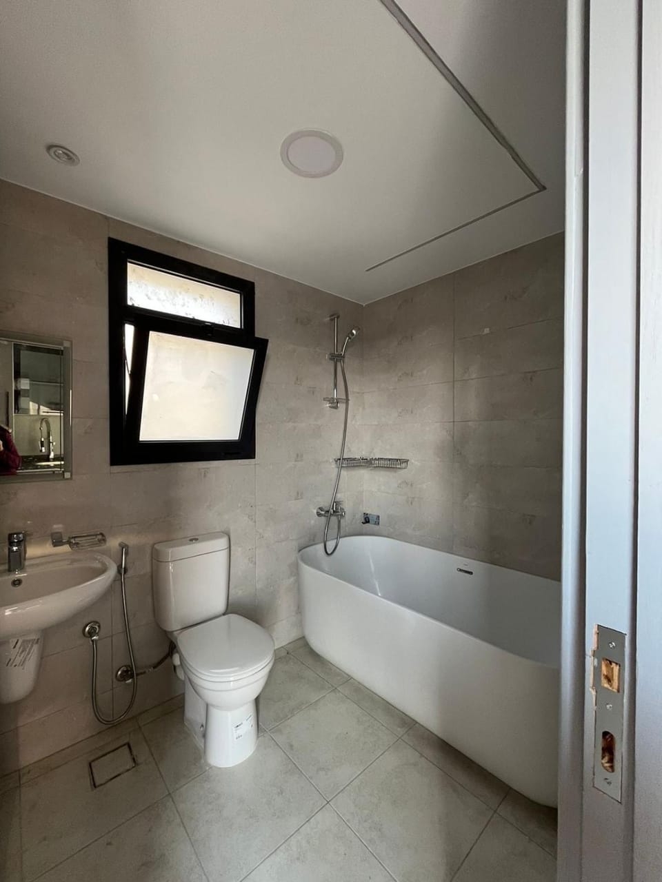Shower, Toilet, Bathroom, Bath, bidet, towels