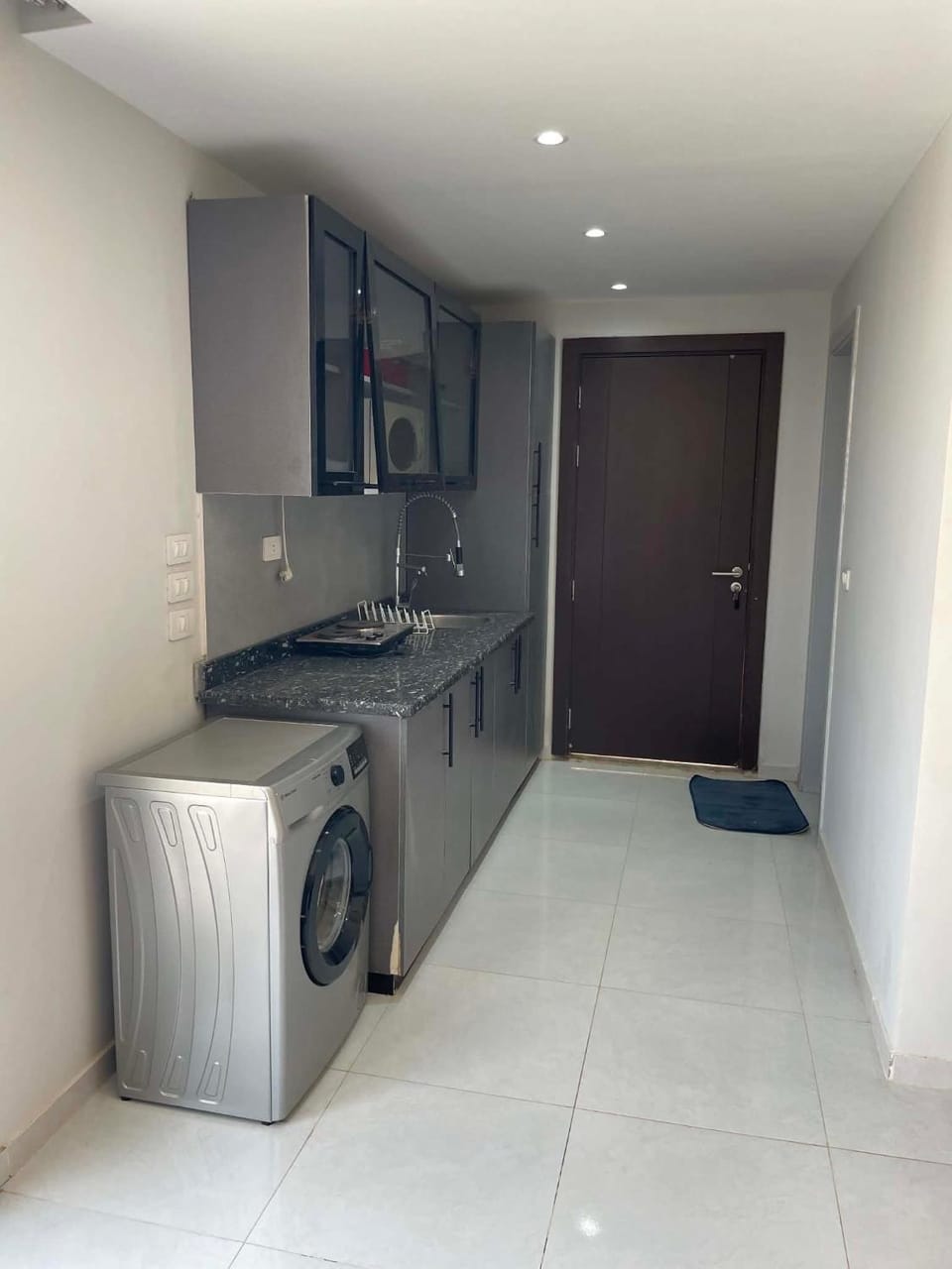 Kitchen or kitchenette, dishwasher, washing machine