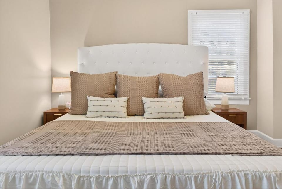 Glow Golf Retreat- Hot Tub - Sauna- Swing Fire Pit House in Georgetown