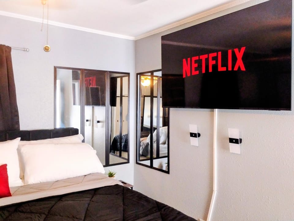 Bed, TV and multimedia, Photo of the whole room, Evening entertainment, Bedroom
