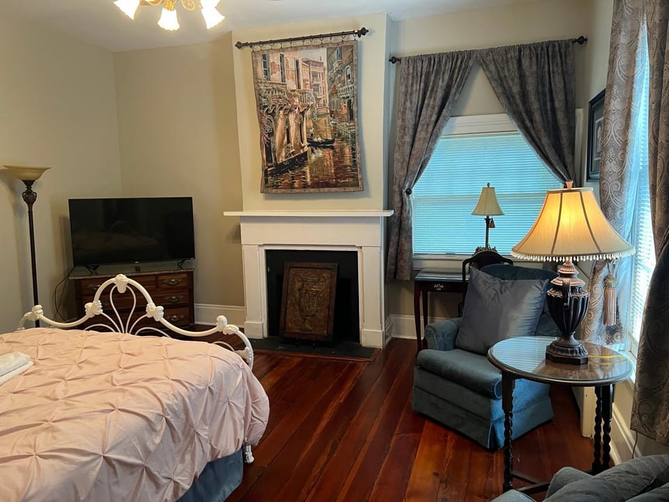 Historic 5BR 1858 Estate Near Barton and Warbirds House in Wilson