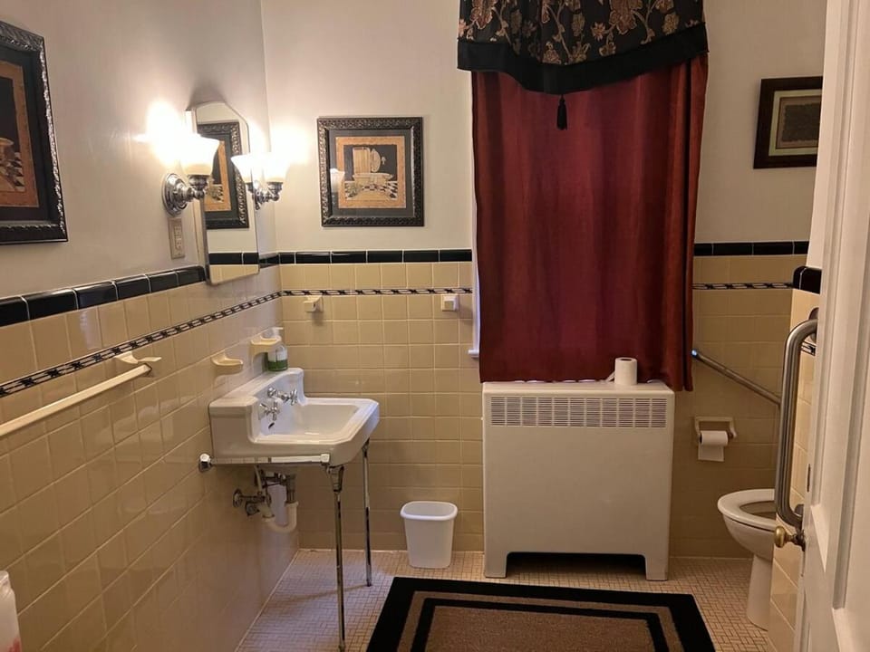 Historic 5BR 1858 Estate Near Barton and Warbirds House in Wilson