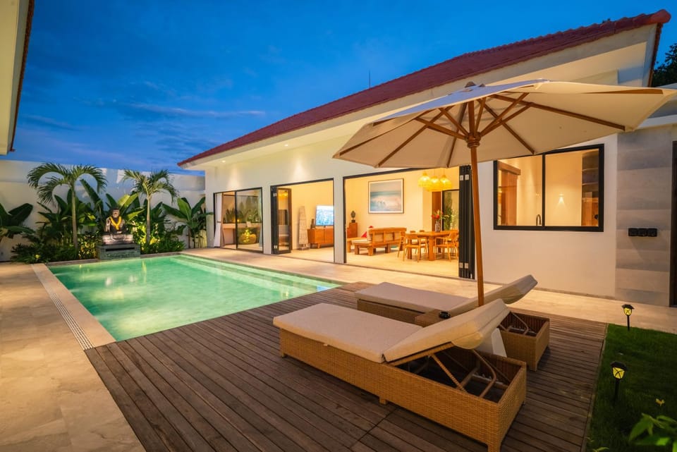 Property building, Pool view, Swimming pool, sunbed